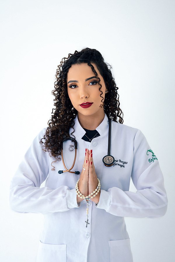 Pose em locação externa, ensaio de Rayane em Goiânia